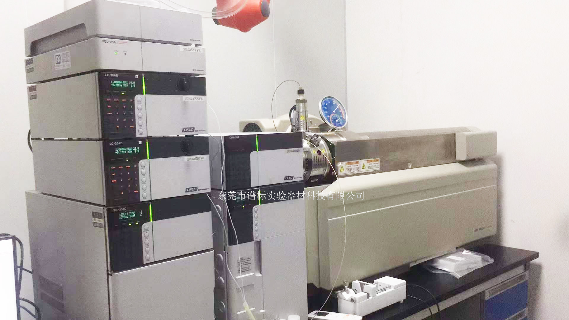 液質(zhì)聯(lián)用儀,X熒光光譜儀于7月18日在廣州某化妝品檢測安裝調(diào)試