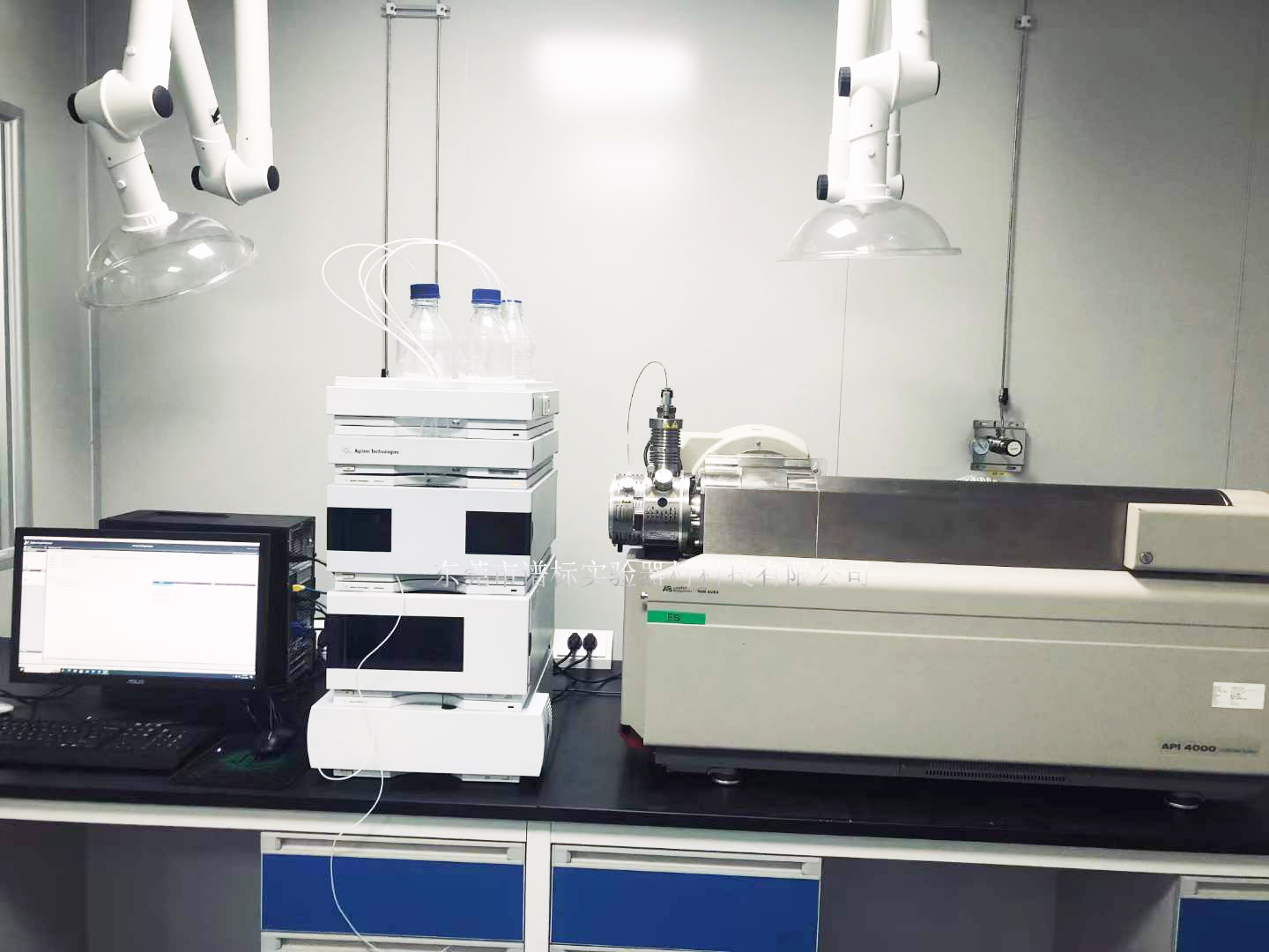 三重四極桿液質(zhì)聯(lián)用儀SCIEX API4000＋1200液相色譜儀于13日在東莞某檢測(cè)用于檢測(cè)全氟化合物