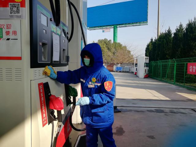 1580974757109274.jpg 站長汪慧娟對加油設(shè)備進行消毒.jpg