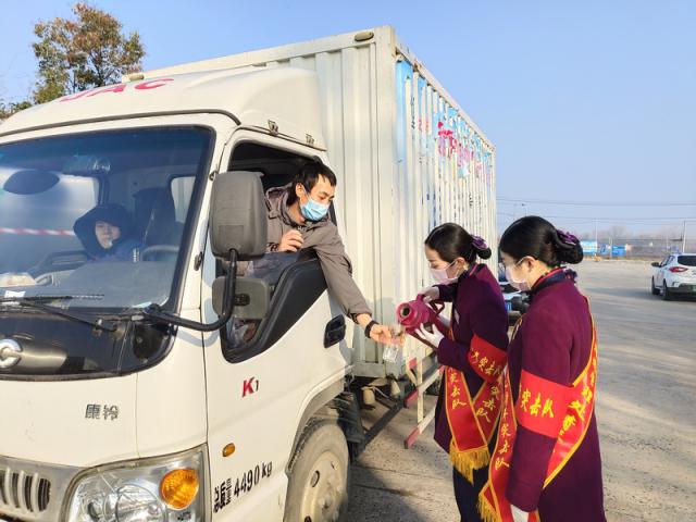 蚌埠處組織志愿服務(wù)黨員突擊隊開展便民服務(wù)_調(diào)整大小.jpg