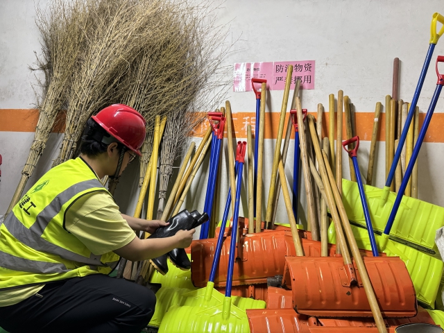 3樂業(yè)公寓改擴建項目安全員對防汛物資進行檢查盤點。.jpg